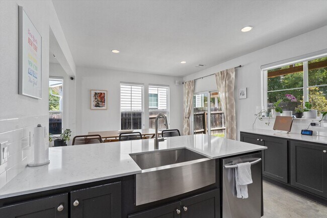 Building Photo - Spacious East Austin Home for Rent