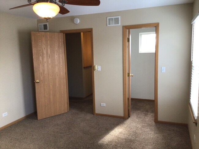 Building Photo - 560 S Annandale Dr