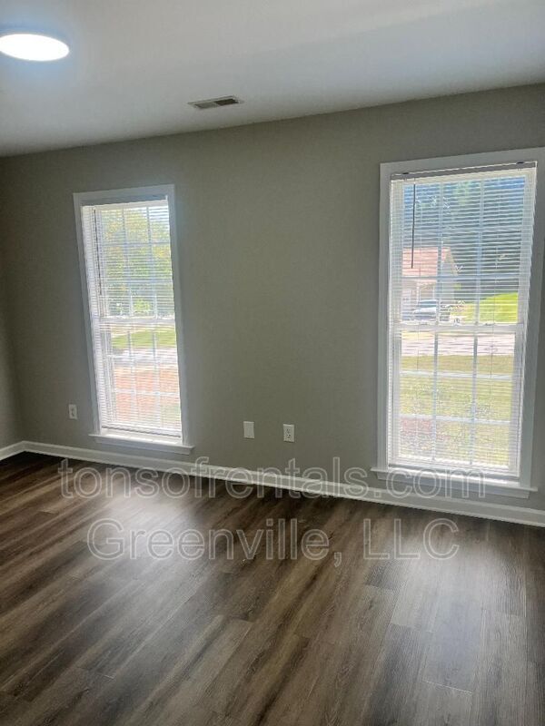 Building Photo - 7 Stonington Way