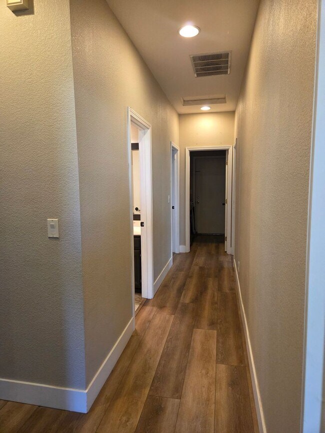 Building Photo - Broadstone - 3bdrm, 2 bath - Close to Shopping, Park & Schools!