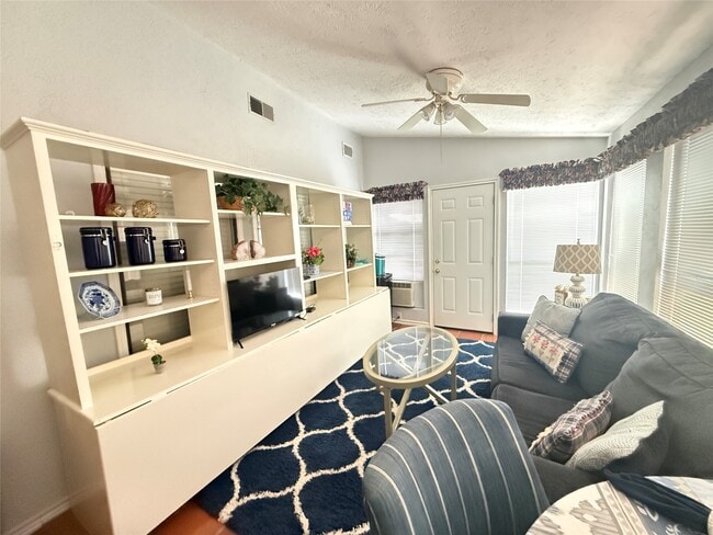 Building Photo - 728 Hogan Dr