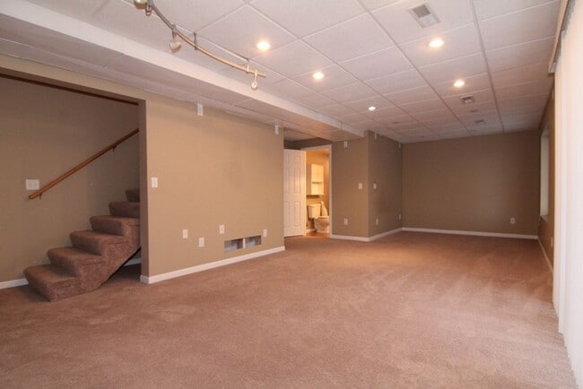 Building Photo - Beautifully Renovated Large 4 bedroom Dupl...