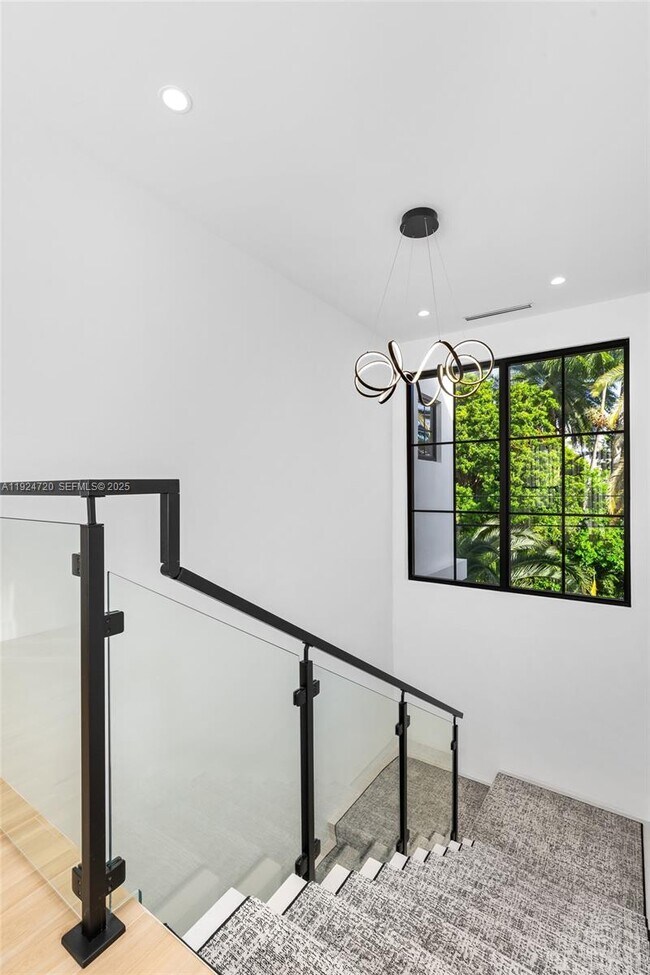 Building Photo - 895 NE 76th St