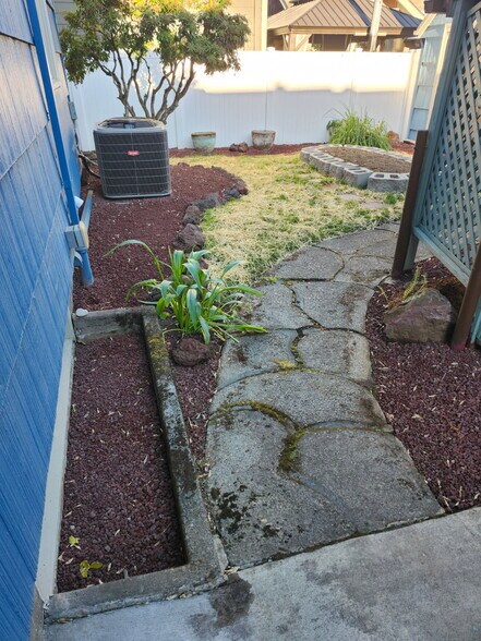 Building Photo - 6613 N Amherst St