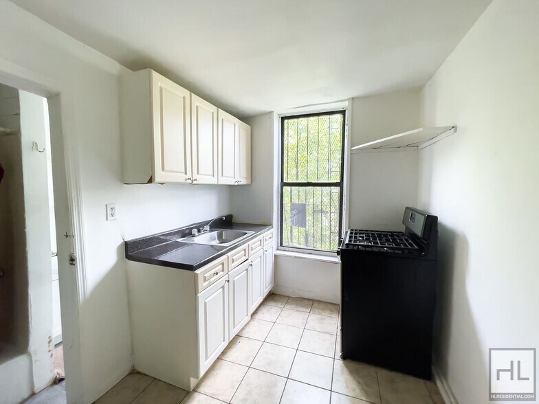 Building Photo - STARR STREET / Spacious Bushwick 2-Bed 1-Bath / Amazing Location