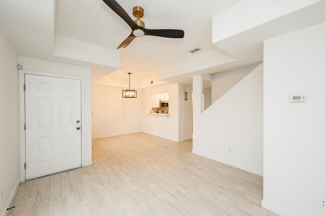 Building Photo - 1000 Ranchway Dr