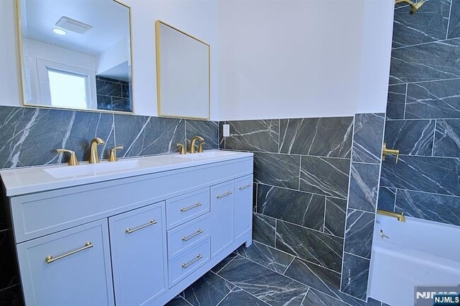 Building Photo - 16 Clarke St