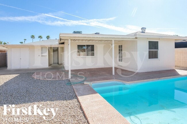 Building Photo - 2324 E Paradise Dr