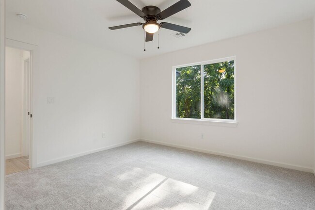 Building Photo - Gorgeous 3 bedroom 2 bathroom home