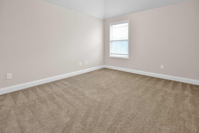 Building Photo - Pet Friendly Five Bedroom!