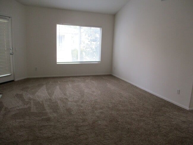 Building Photo - Very nice 2 bedroom 2 bath town home in Chula Vista.