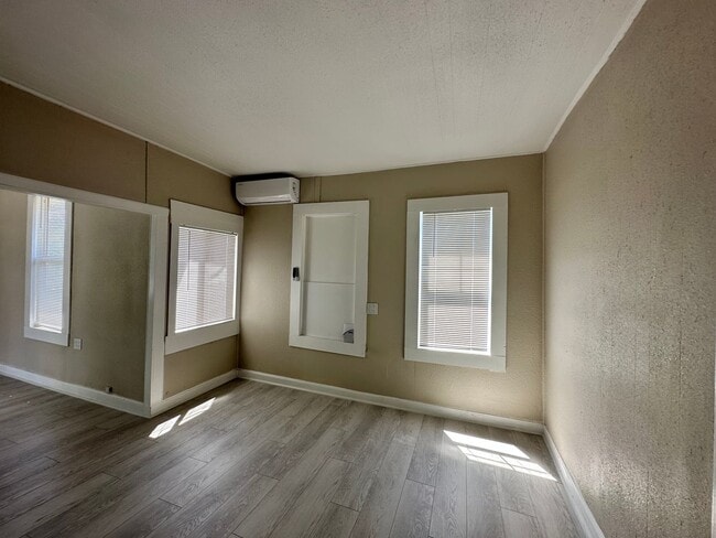 Building Photo - Updated Corner Lot Home – 2bd/2ba
