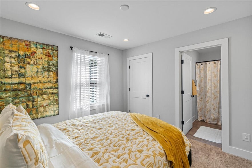 Building Photo - Room in Townhome on St James St NW