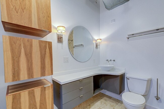 Building Photo - Designer condo with a private rooftop terrace