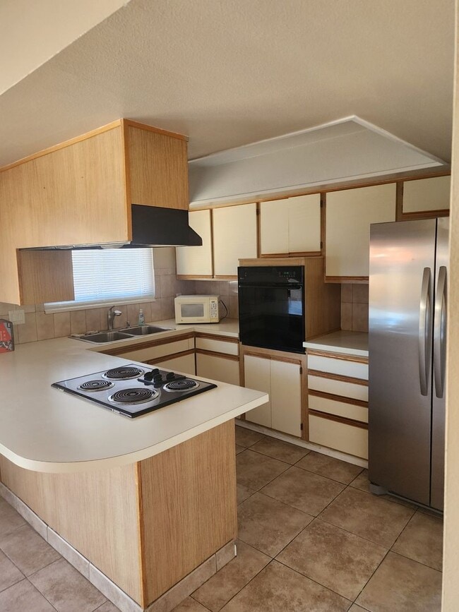 Building Photo - 8712 Mariposa St