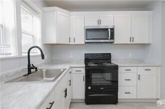 Building Photo - Renovated 3 bed, 1.5 bath Single-Family