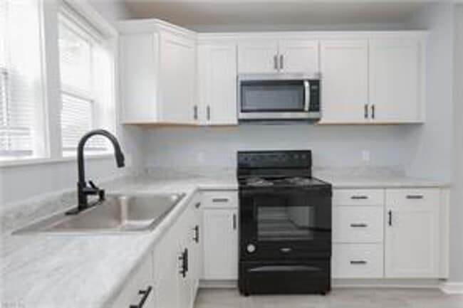 Primary Photo - Renovated 3 bed, 1.5 bath Single-Family