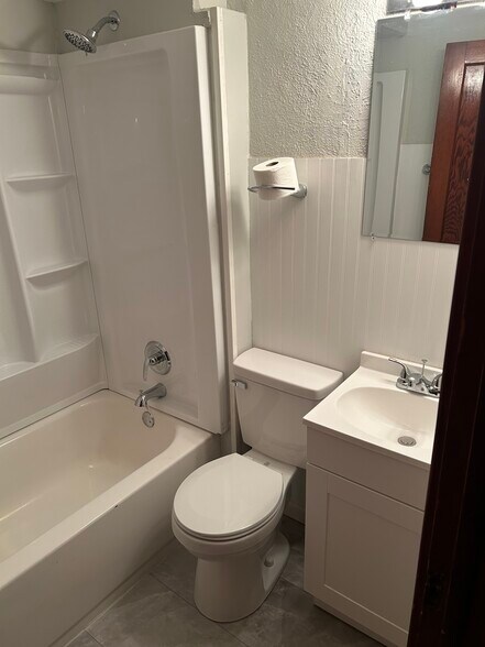 Building Photo - 2119 N Underhill St