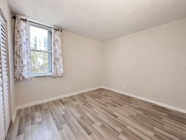 Building Photo - 20200 W Country Club Dr