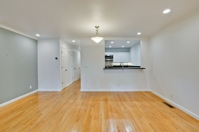 Building Photo - 2-Suite Townhome in Whisman Station Area | Easy Access to 101/237/85