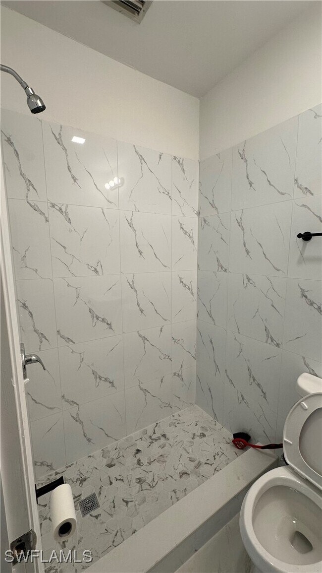 Building Photo - 2167 Della Dr