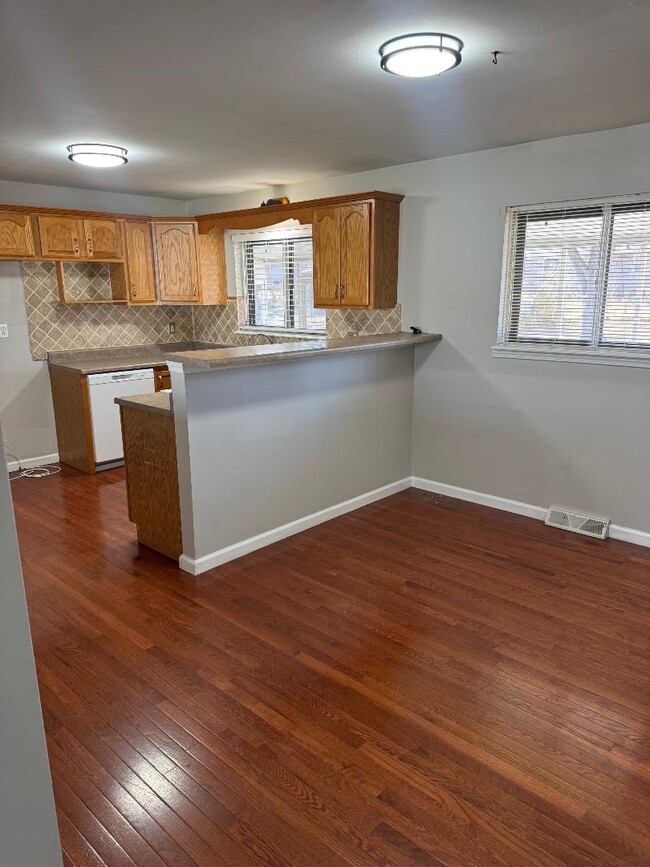 Building Photo - 709 Plaza Dr