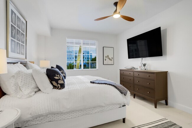 Building Photo - 250 NE 3rd Ave