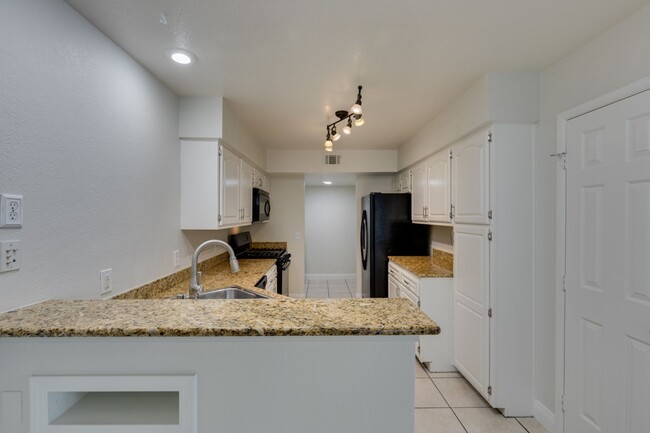 Building Photo - Stunning Townhouse in Prime Green Valley L...