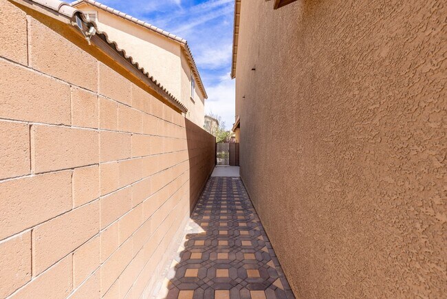 Building Photo - Beautiful West Vegas Home With Next Gen Suite