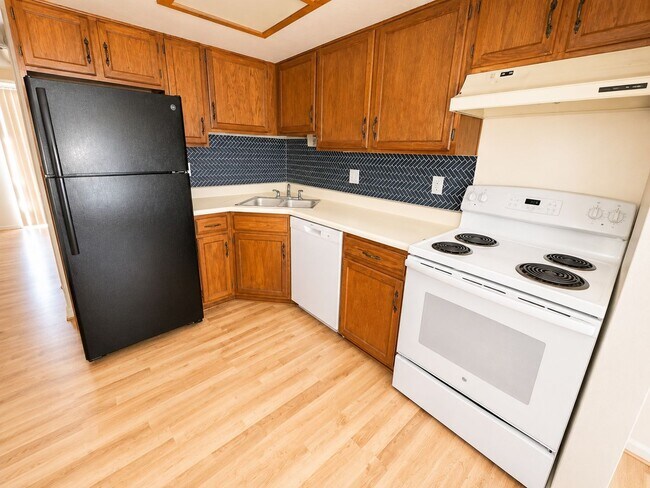 Building Photo - Perfectly located and priced!