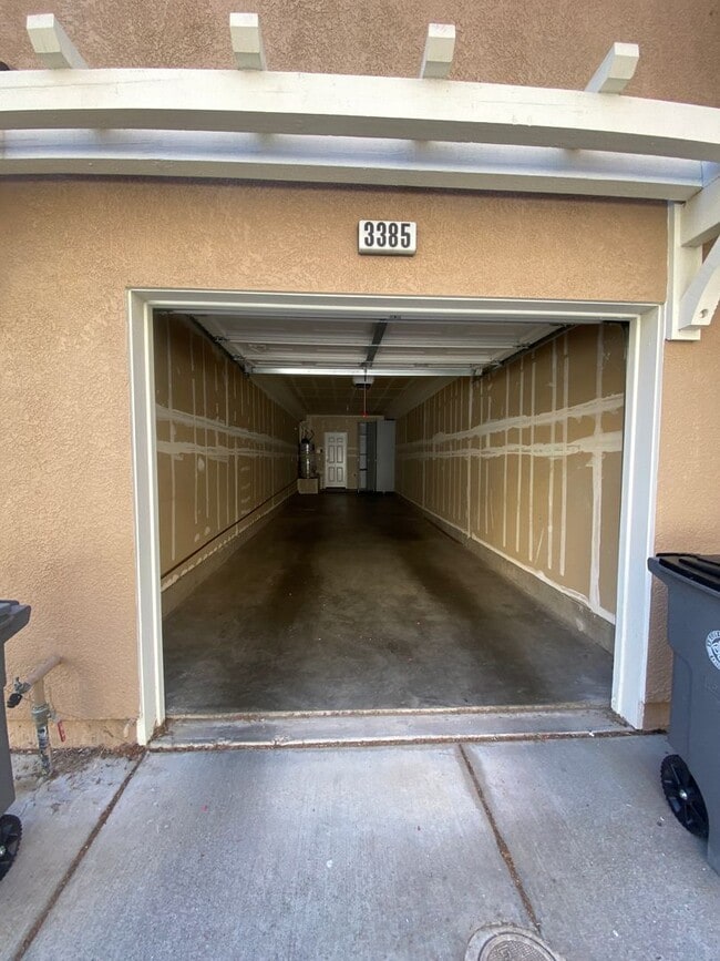 Building Photo - Dublin Tri Level Townhome 2 Br. 2.5 Ba. Tw...