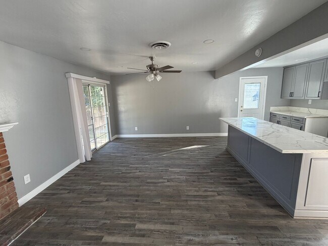 Building Photo - Newley Remodeled 3 BD 2 BA house with Big lot in SW Bakersfield