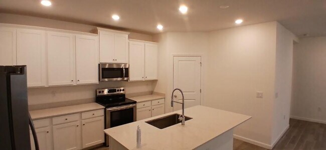 Building Photo - 7898 SW 74th Lp