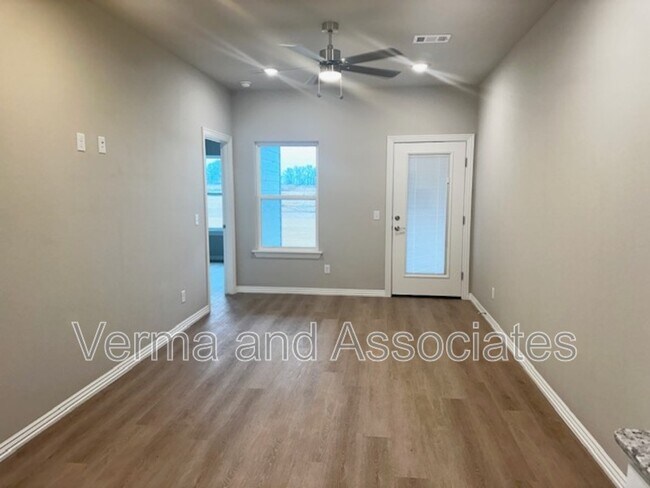 Building Photo - 1507 SW Casuarina Dr