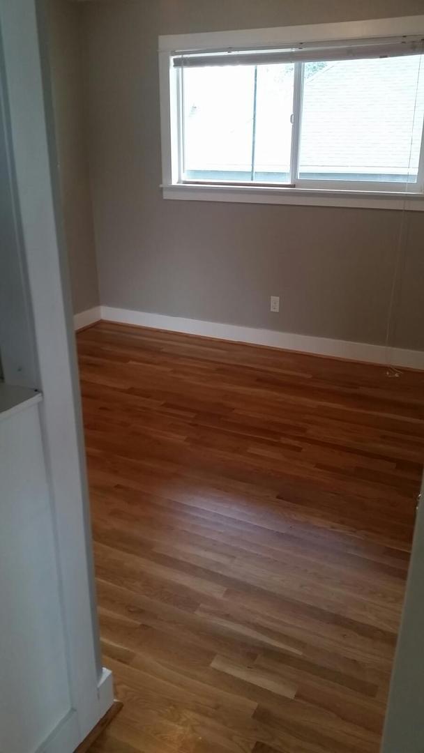 Building Photo - Upper corner unit 1 bed on Belmont, granite, hardwoods, off street parking!