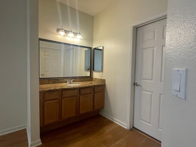 Building Photo - Beautiful Condominium in Gated Community i...