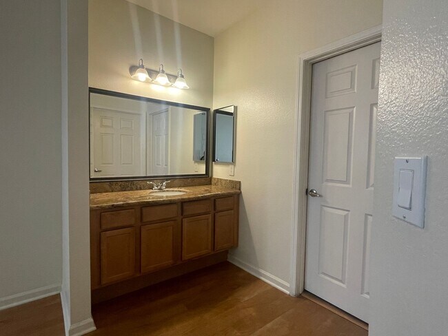 Building Photo - Beautiful Condominium in Gated Community in Canyon Crest!