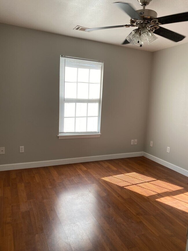 Building Photo - 305 Cedar Creek Dr