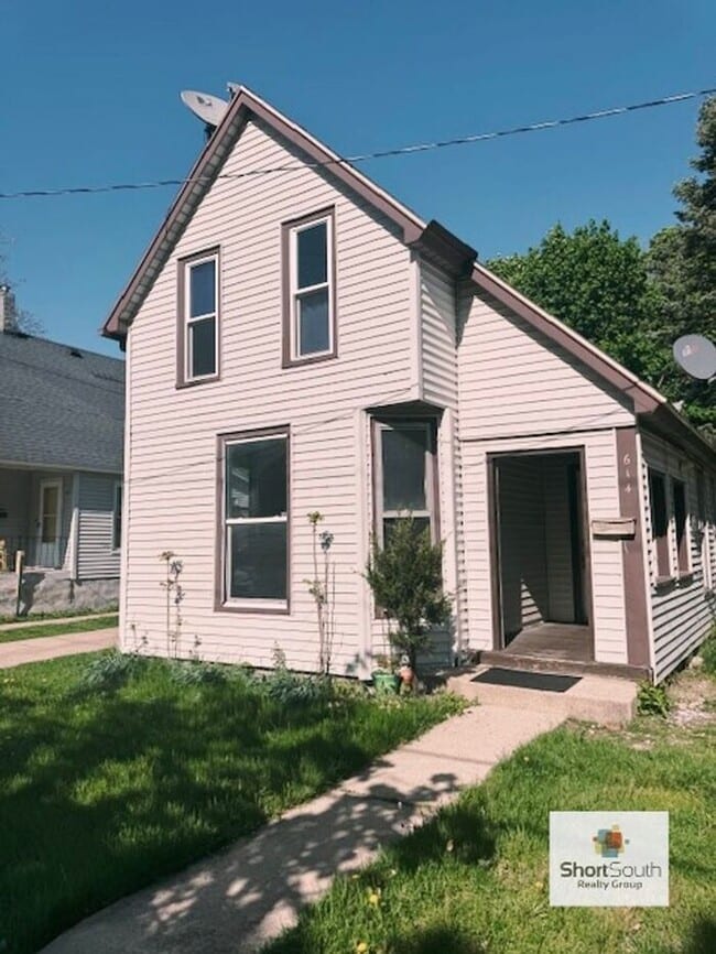Building Photo - Updated 2 Bed 1 Bath home on the SE side