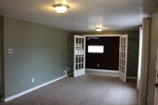 Building Photo - 3 BR/ 1 BA Ranch home in Commerce City!