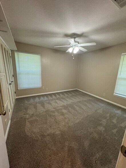 Building Photo - 2210 Robinwood Ln