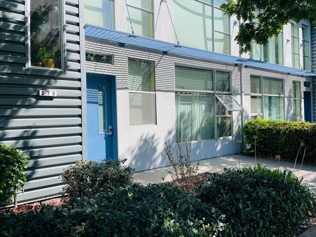 Primary Photo - 370 C St