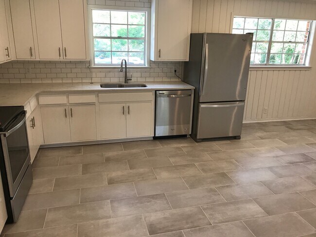 Building Photo - Beautiful home in quiet neighborhood