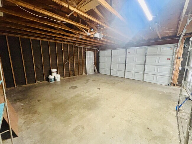 Building Photo - Charming 3-Bedroom with 2 Full Baths on th...