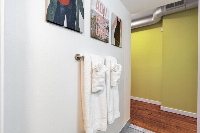 Building Photo - 221 Vine St