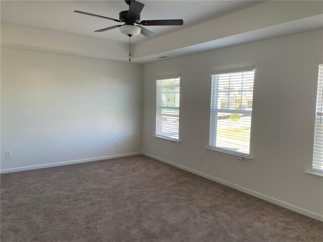 Building Photo - 31 Pineview Dr
