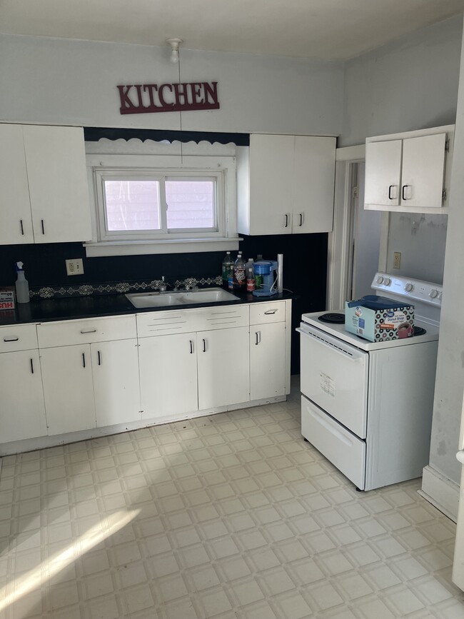 Kitchen - 511 E Empire St