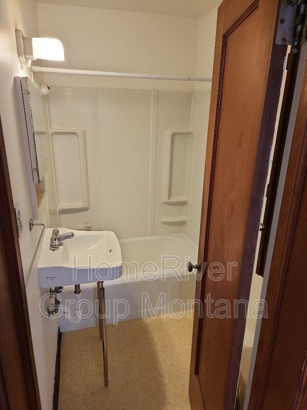 Building Photo - 336 S 5th St E