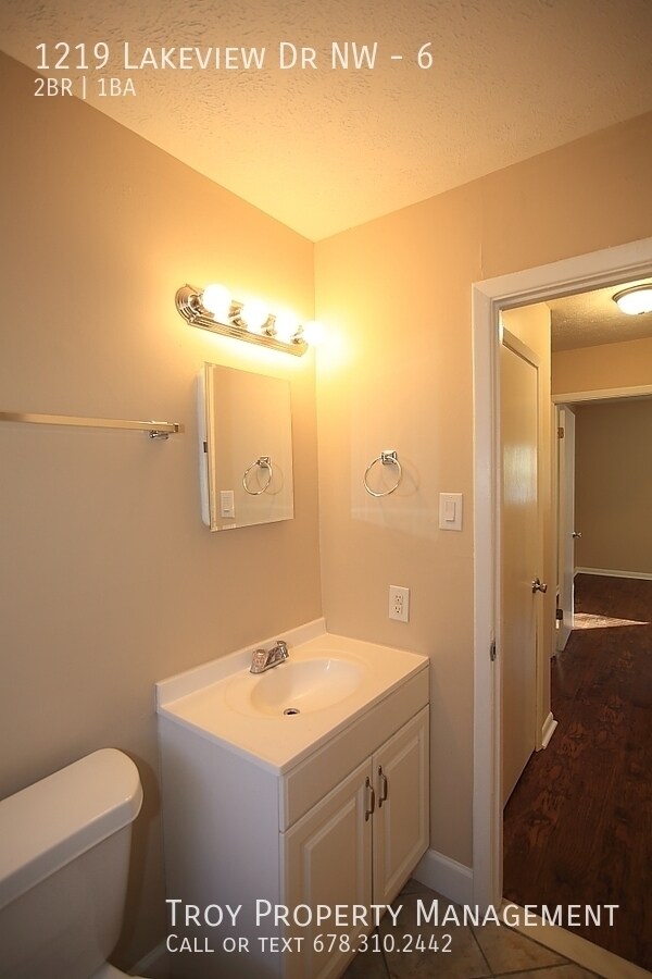 Building Photo - 1219 Lakeview Dr NW