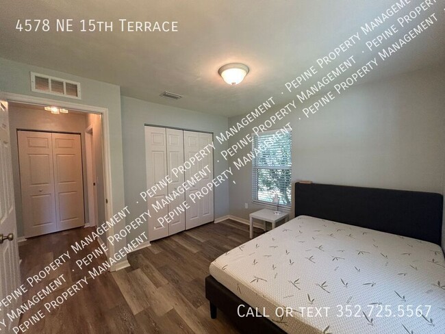 Building Photo - 4578 NE 15th Ter